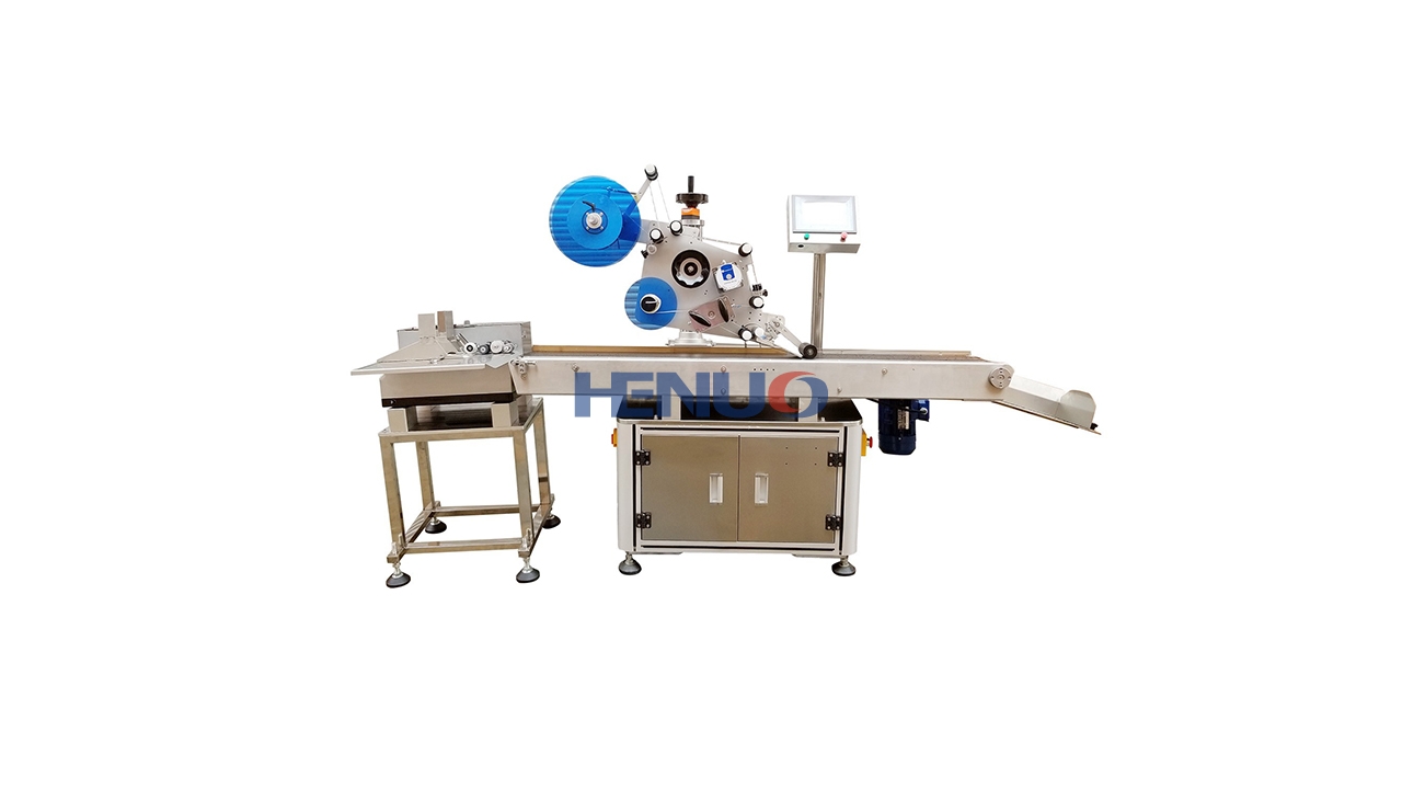 Automatic flat pouch labeling machine