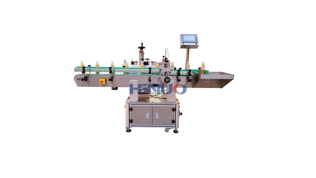 Round bottle labeling machine with positioning device