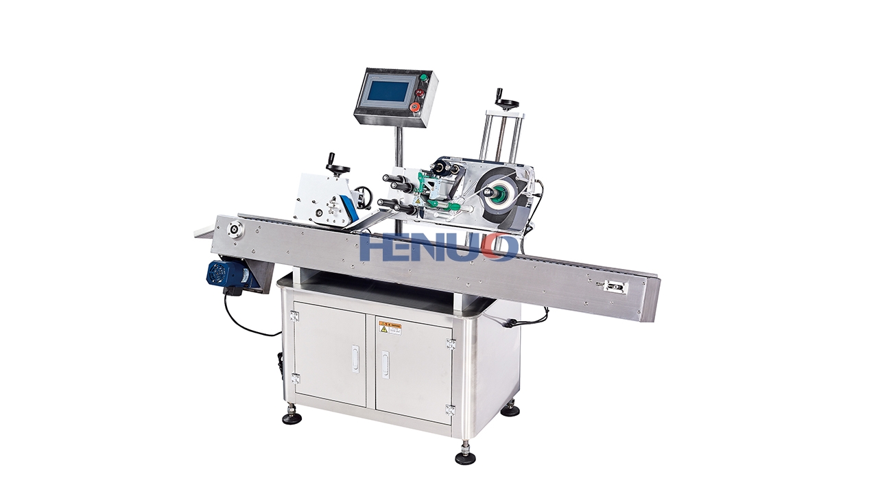 Automatic horizontal bottle labeling machine