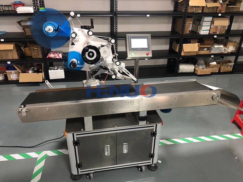 Automatic box labeling machine